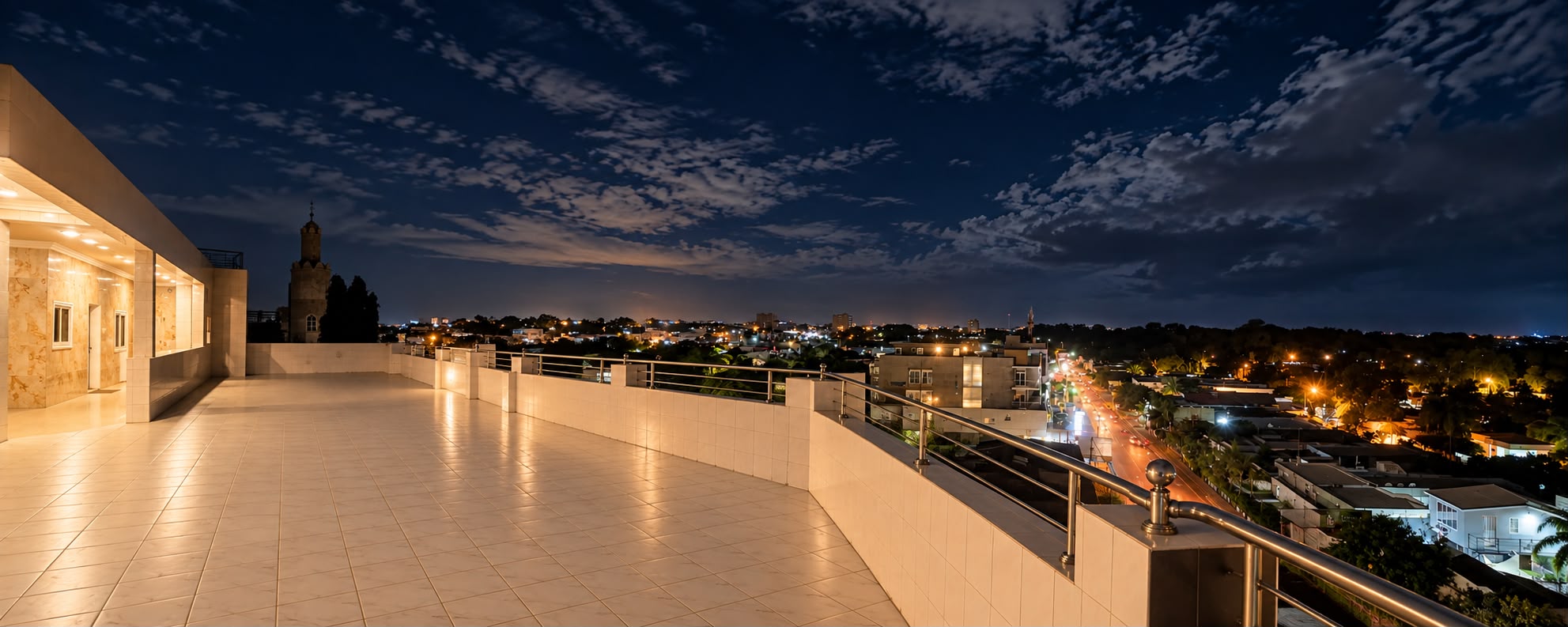 Vue panoramique nocturne depuis le toit de ELFA Suites